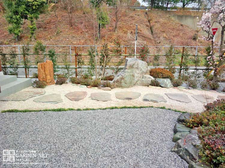 天然石　玄関アプローチ　木化石　飛び石