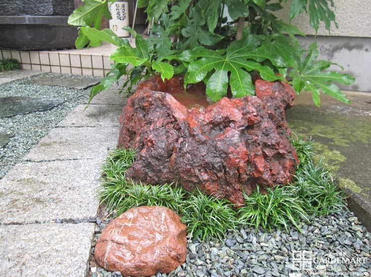 玄関アプローチ　人魚の噴水