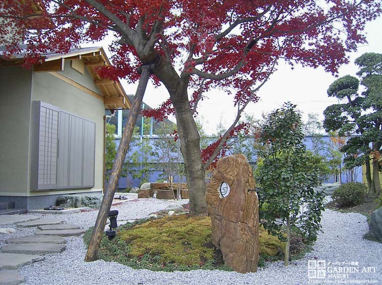 日本庭園　紅葉　木化石　灯籠　庭石