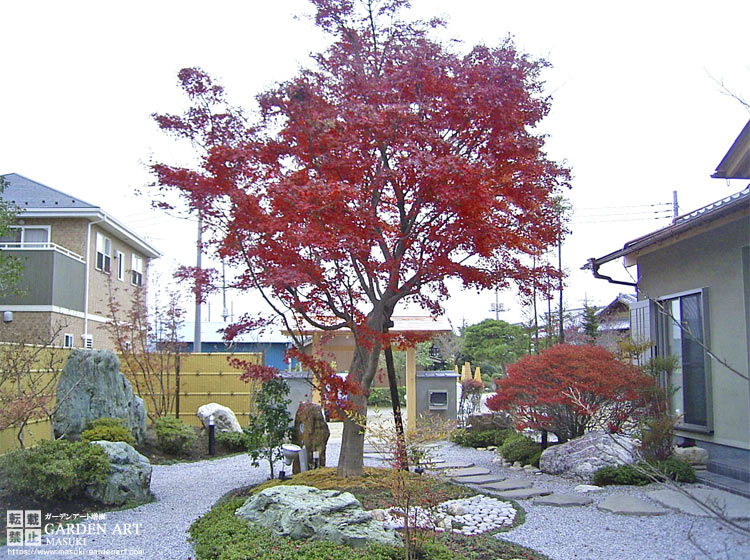 日本庭園　紅葉　庭石
