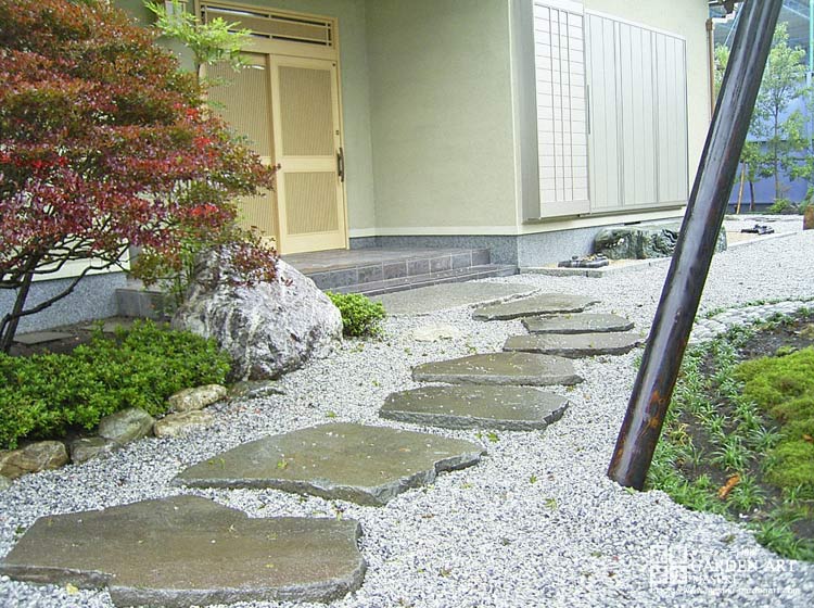 玄関アプローチ　飛び石 庭石