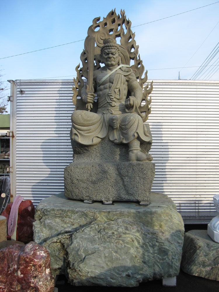 不動明王の石仏・仏像の販売。不動明王半跏像を青御影石で彫り上げた 
