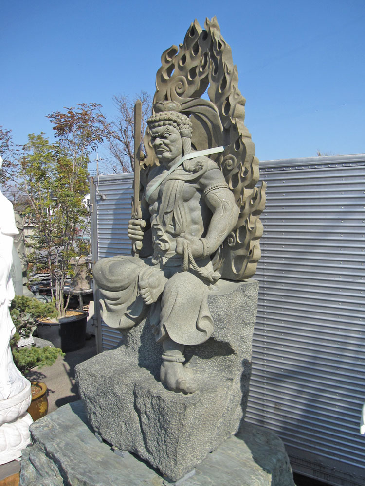 不動明王の石仏・仏像の販売。不動明王半跏像を青御影石で彫り上げた迫力ある仏像です。