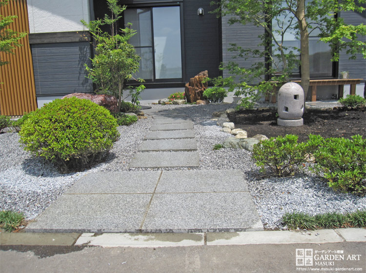 玄関　アプローチ　飛び石