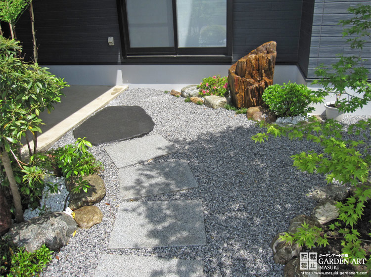 玄関　アプローチ　飛び石　木化石