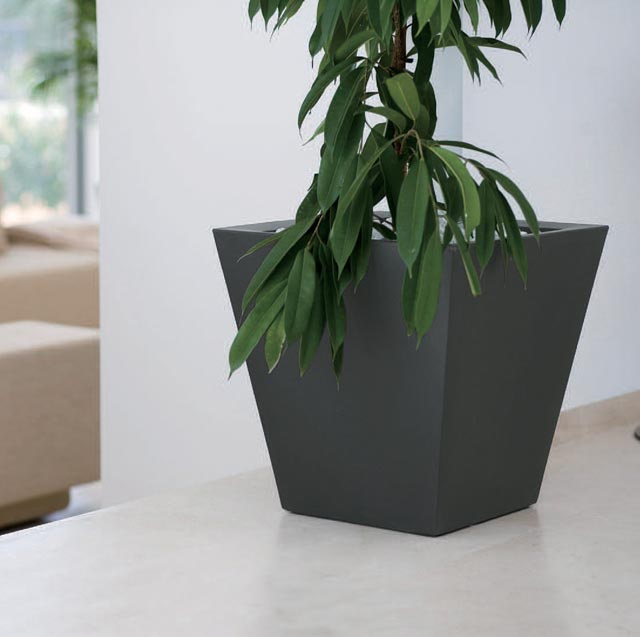 海外最新 角型 コノ シングル 80 幅80cm 高さ80cm スペイン製デザイナーズプランター Cono Quadrado Vn ボンドム Vondom Designers Made In Spain 樹脂製 大型の鉢 観葉植物 プラスチック フラワーポット 鉢カバー スクエア 植木鉢 鉢植え 屋外 おしゃれ 短納期