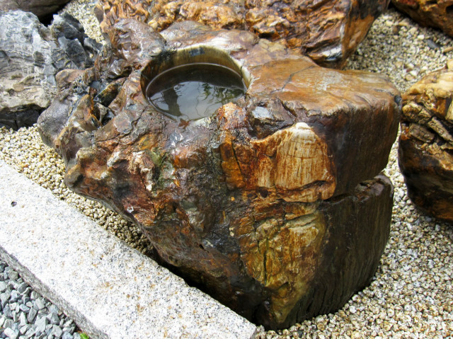 送料無料/新品 木化石 つくばい 手水鉢 水鉢 珪化木 庭石 天然石 景石 蹲