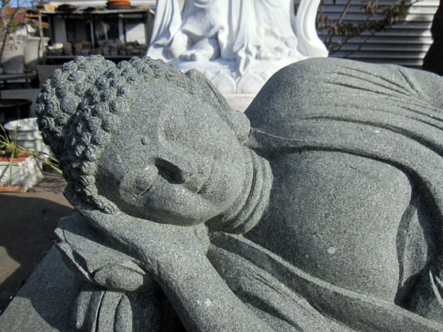 涅槃仏（涅槃像）の石仏 釈迦如来を天然青御影石で彫刻