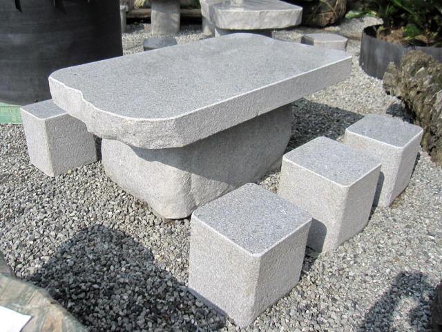 石のテーブル・イス６脚セットで国産品（真壁産）の御影石・真壁小目石 