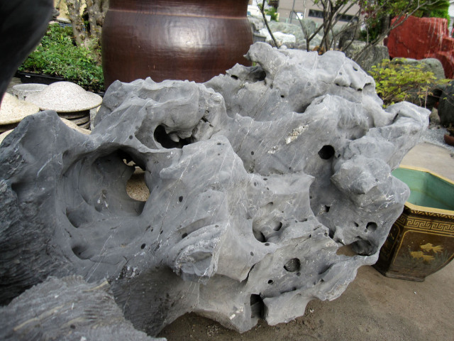 太湖石(たいこせき)の庭石を展示販売しています。 太湖石(たいこせき)の庭石を展示販売しています。