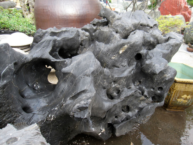 太湖石（たいこせき）の庭石を展示販売しています。