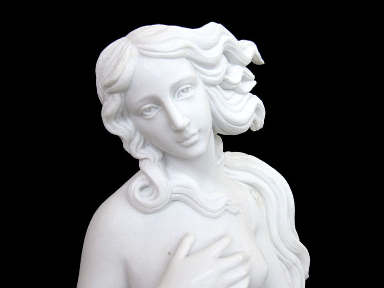 ヴィーナスの誕生の石像は、ボティチェリの名画をモチーフに製作した